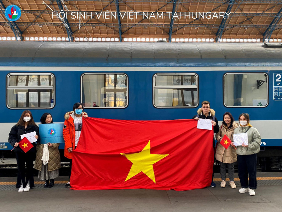 Hình ảnh lá cờ đỏ sao vàng tại nhà ga trung tâm ở thủ đô Budapest. Ảnh: BTC