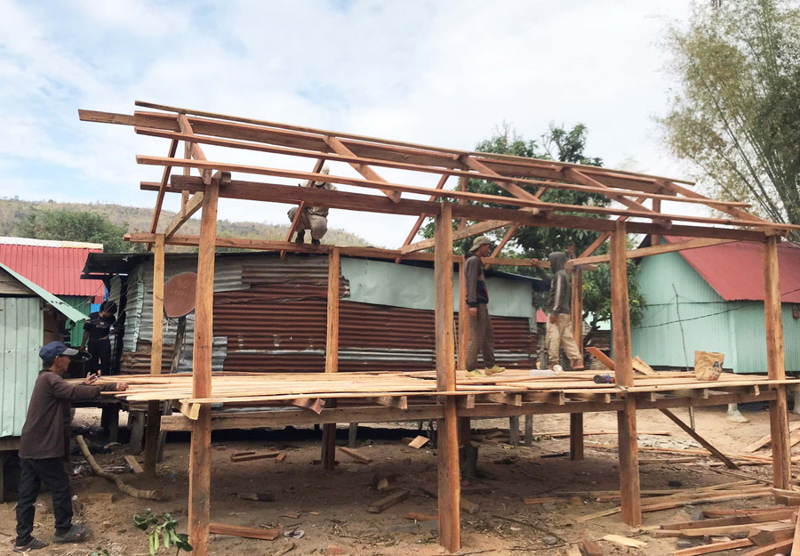 Ban Thường trực Ủy ban MTTQ Việt Nam huyện Chư Sê xây dựng nhà đại đoàn kết cho hộ nghèo ở làng Vương Chép. Ảnh: Anh Huy