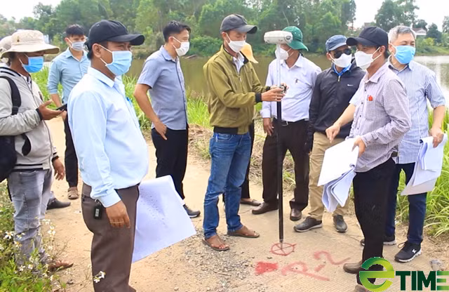 Đo đạc để cắm mốc. Ảnh: Thảo Nguyên.