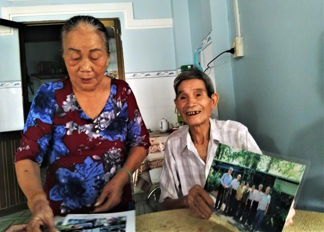 Bác Viên (phải) - cựu tù Côn Đảo đang xem lại các bức ảnh cùng đồng đội là cựu tù năm xưa. Ảnh: Trần Nguyên Anh