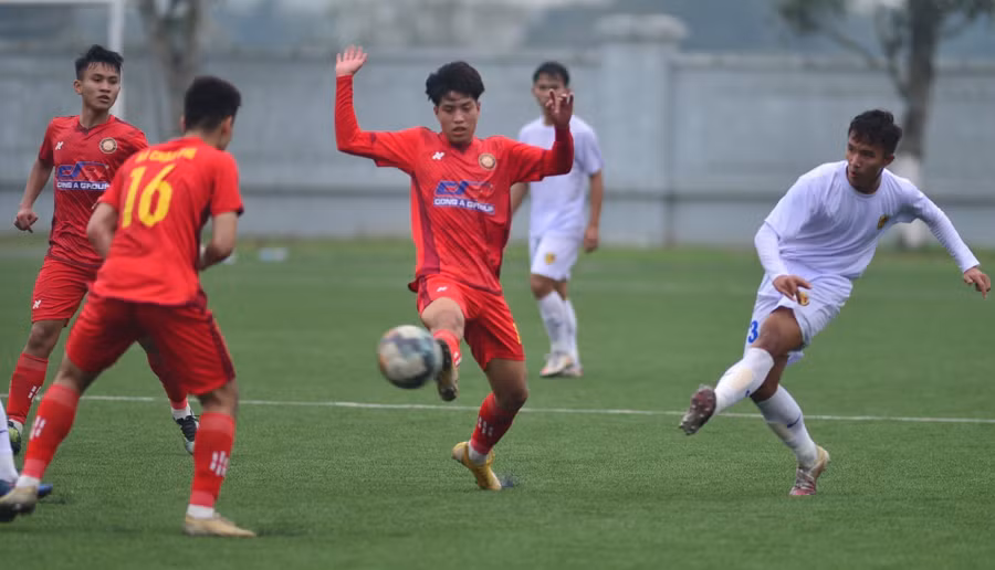 Quảng Nam (áo trắng) đã không thể làm nên điều bất ngờ trước Thanh Hóa. Ảnh: Văn Chung