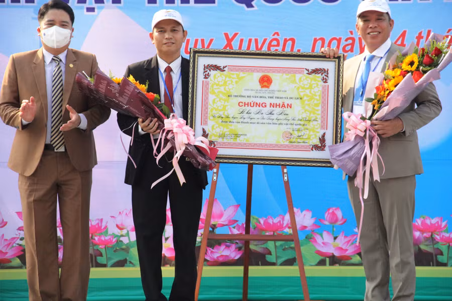 H.Duy Xuyên đón nhận bằng chứng nhận Di sản văn hóa phi vật thể cấp quốc gia Lễ hội Bà Thu Bồn. Ảnh: Mạnh Cường