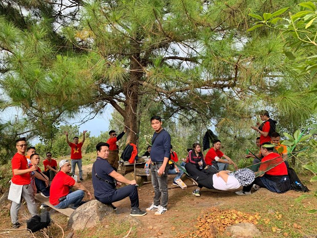 Du khách trên đường phá phá đỉnh núi Cao Xiêm, Quảng Ninh. Ảnh minh họa: M.Mai/Vienam+