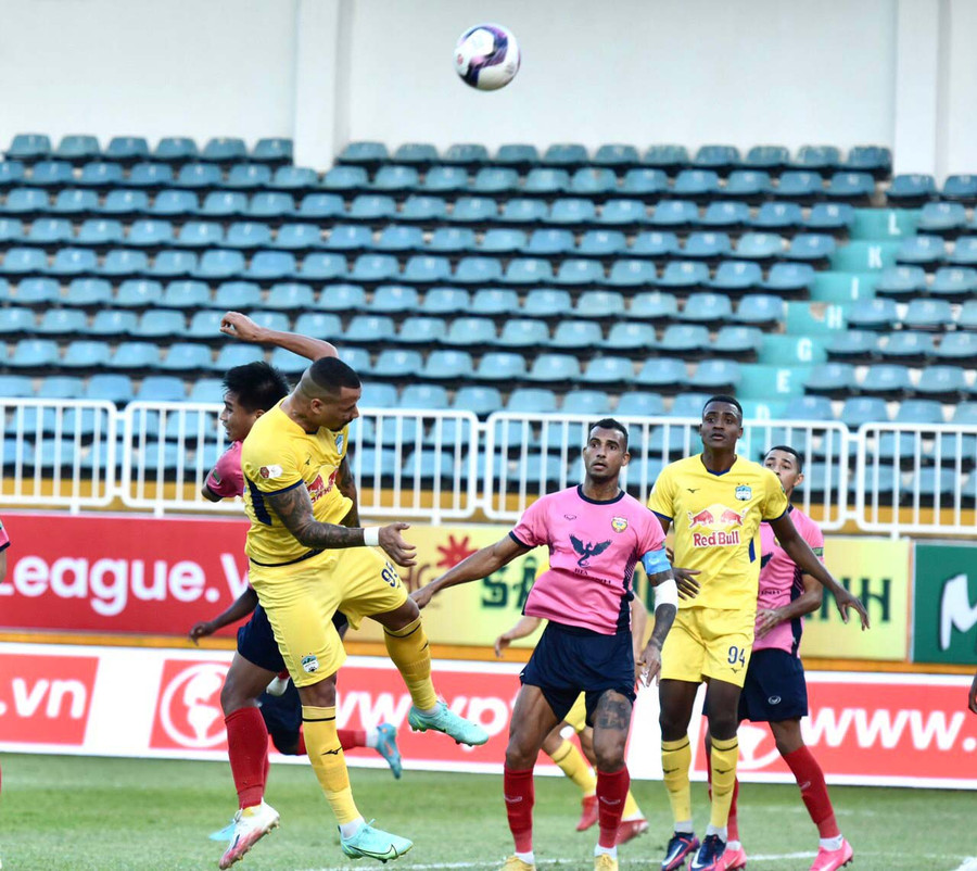Những pha không chiến vẫn chưa mang lại hiệu quả cho HAGL. Ảnh: Văn Ngọc