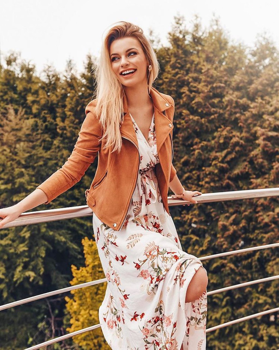 Karolina Bielawska theo đuổi phong cách năng động, nữ tính, chuộng váy áo nhẹ nhàng, bồng bềnh, cắt xẻ vừa phải. Ảnh: Instagram NV