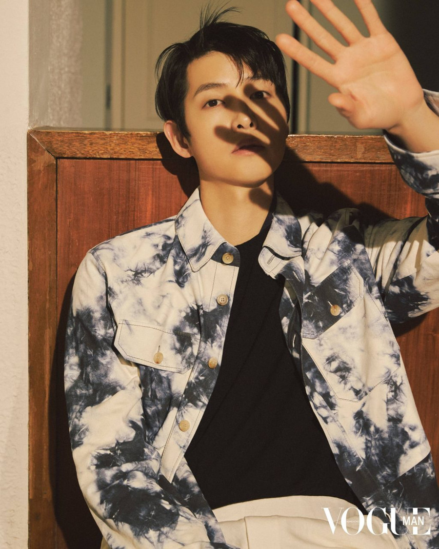 Dù là diễn xuất hay cuộc sống thường ngày, Song Joong Ki luôn tin rằng điều quan trọng nhất đối với anh ấy là mối quan hệ với mọi người xung quanh. “Tôi hòa thuận với gia đình và họ luôn ủng hộ tôi không giới hạn. Tôi đã có rất nhiều ước mơ khi còn nhỏ, nhưng như mọi người biết đấy, ước mơ của trẻ em luôn thay đổi. Khi tôi học cấp 2, tôi bắt đầu đặt mục tiêu trở thành một diễn viên. Tuy nhiên, cha mẹ tôi không thích lắm. Ban đầu họ ủng hộ mong muốn của tôi, nhưng sau đó họ đã phản đối quyết liệt khi biết tôi muốn gia nhập làng giải trí. Dần dần họ cũng chấp nhận và mọi ước mơ đều thành hiện thực”, ngôi sao sinh năm 1985 kể lại. Ảnh: VOGUE HONGKONG