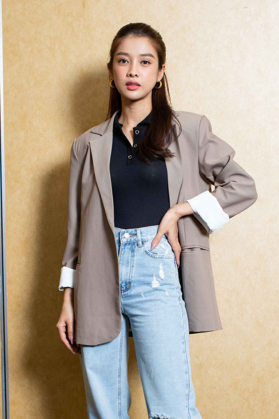 Buổi họp báo còn có sự hiện diện của nữ diễn viên trẻ Trình Mỹ Duyên. Sau phim điện ảnh Kiều, đây là lần đầu tiên cô góp mặt trong một tác phẩm truyền hình. Chính vì thế, nữ diễn viên cảm thấy rất lo lắng, thậm chí, cô cho biết mình đã mất ăn mất ngủ vì vai diễn này. Ảnh: ĐPCC