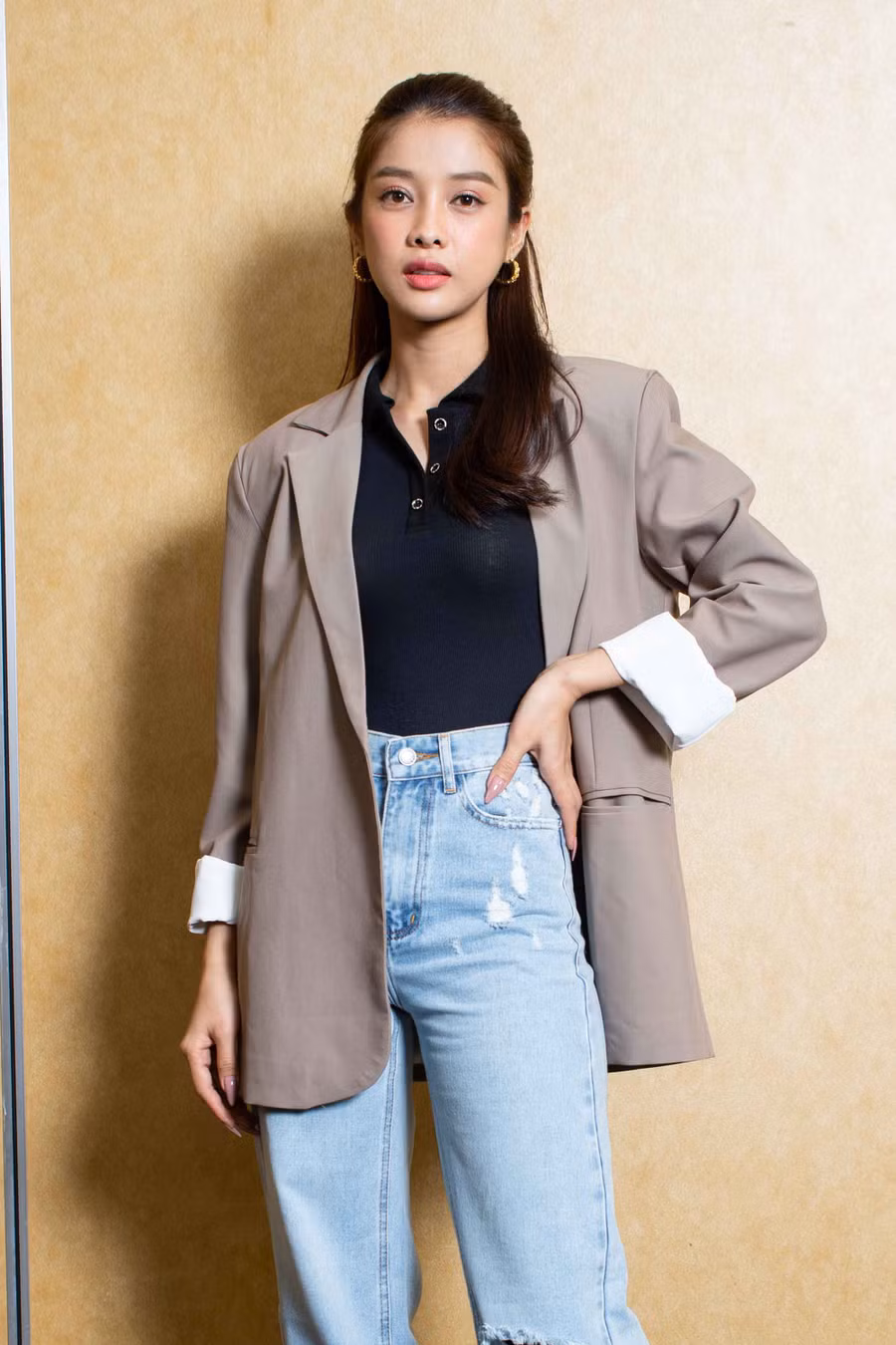 Buổi họp báo còn có sự hiện diện của nữ diễn viên trẻ Trình Mỹ Duyên. Sau phim điện ảnh Kiều, đây là lần đầu tiên cô góp mặt trong một tác phẩm truyền hình. Chính vì thế, nữ diễn viên cảm thấy rất lo lắng, thậm chí, cô cho biết mình đã mất ăn mất ngủ vì vai diễn này. Ảnh: ĐPCC