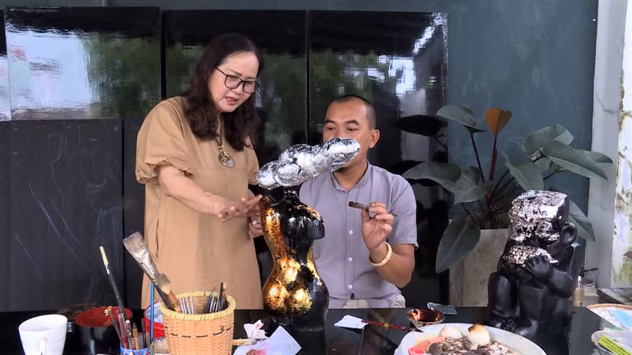 Họa sỹ Xuân Thu đang truyền dạy lại cho thế hệ đàn em. Ảnh: Hà Đức Thành