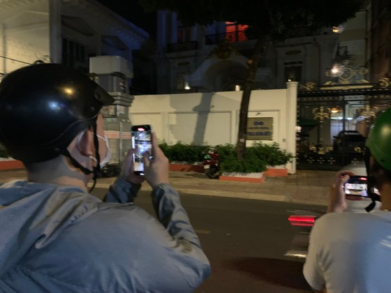  Nhiều người dùng điện thoại để livestream trên mạng xã hội. Ảnh: CHÍ THẠCH 