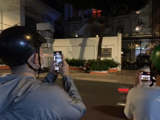  Nhiều người dùng điện thoại để livestream trên mạng xã hội. Ảnh: CHÍ THẠCH 