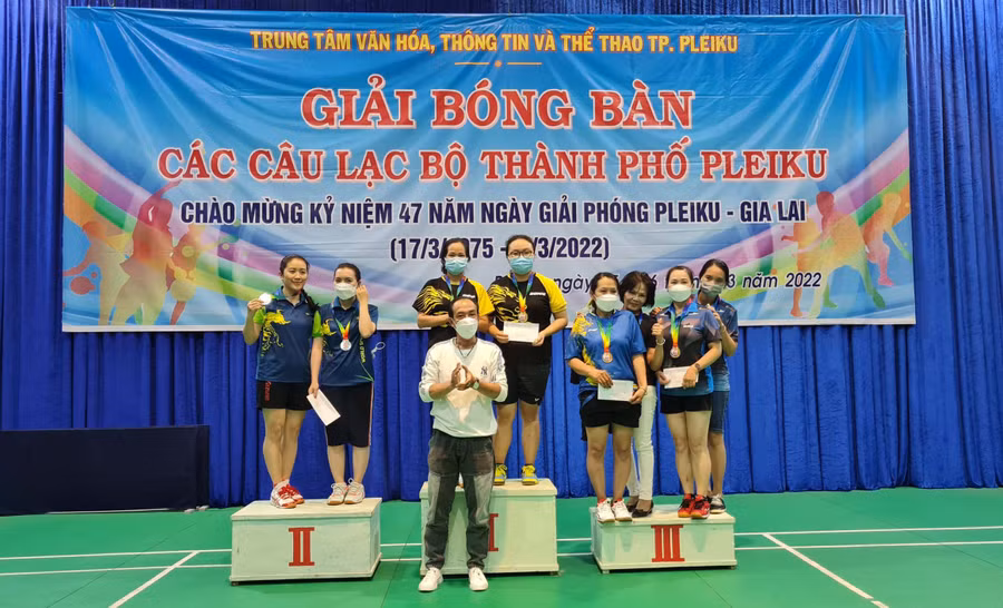 Ban tổ chức trao giải cho các tay vợt đạt thứ hạng cao ở nội dung đôi nữ. Ảnh: Văn Ngọc