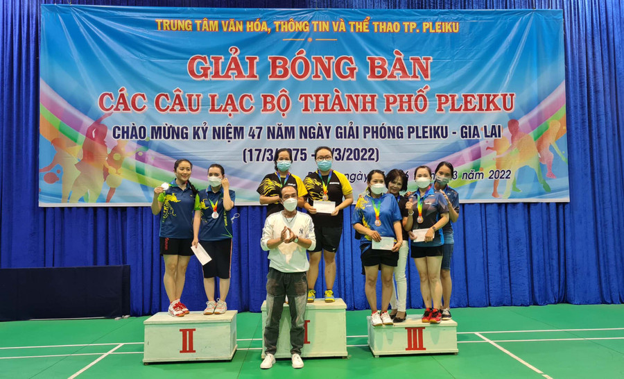 Ban tổ chức trao giải cho các tay vợt đạt thứ hạng cao ở nội dung đôi nữ. Ảnh: Văn Ngọc