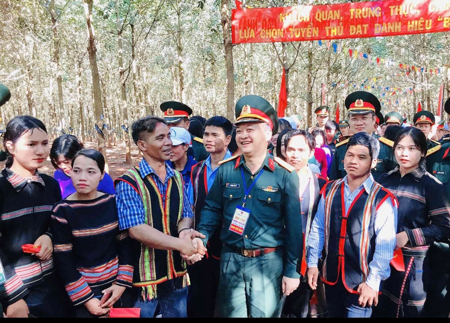 Đồng chí Tư lênh Binh đoàn 15 gặp, động viên bà con địa phương, người lao động chuẩn bị vào mùa khai thác. Ảnh: Lê Quang