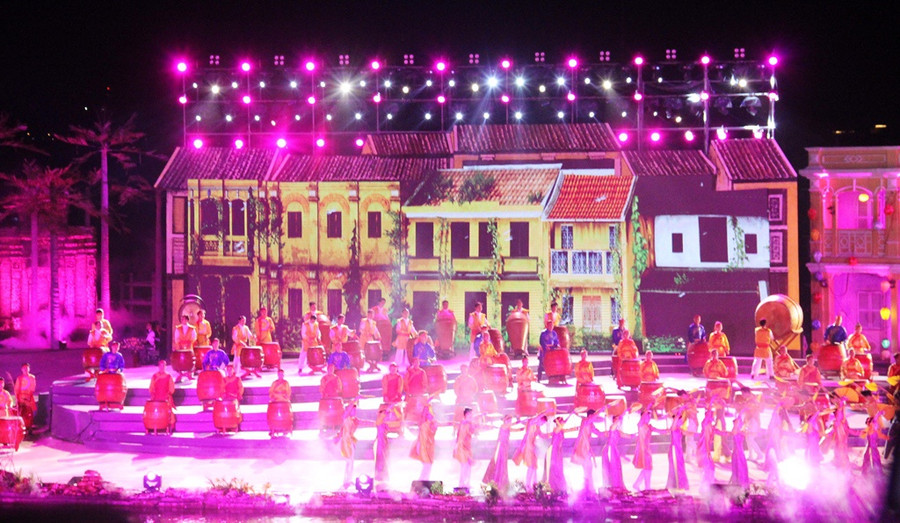 Những tiết mục văn nghệ đặc sắc tạI lễ khai mạc. Ảnh: Mạnh Cường