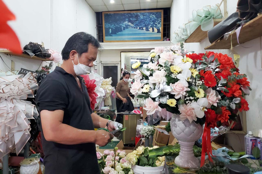 Giá hoa nguyên liệu tăng cao song giá thành hoa lẵng, hoa bình vẫn khá bình ổn dịp lễ. Ảnh: Sơn Ca