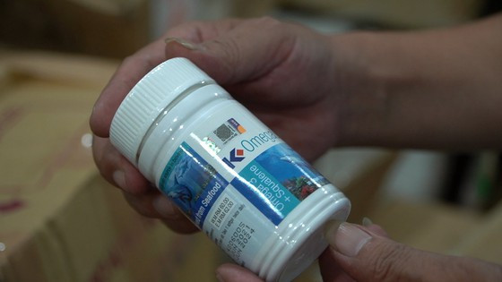 Một lọ thực phẩm chức năng không rõ nguồn gốc, xuất xứ tại kho hàng