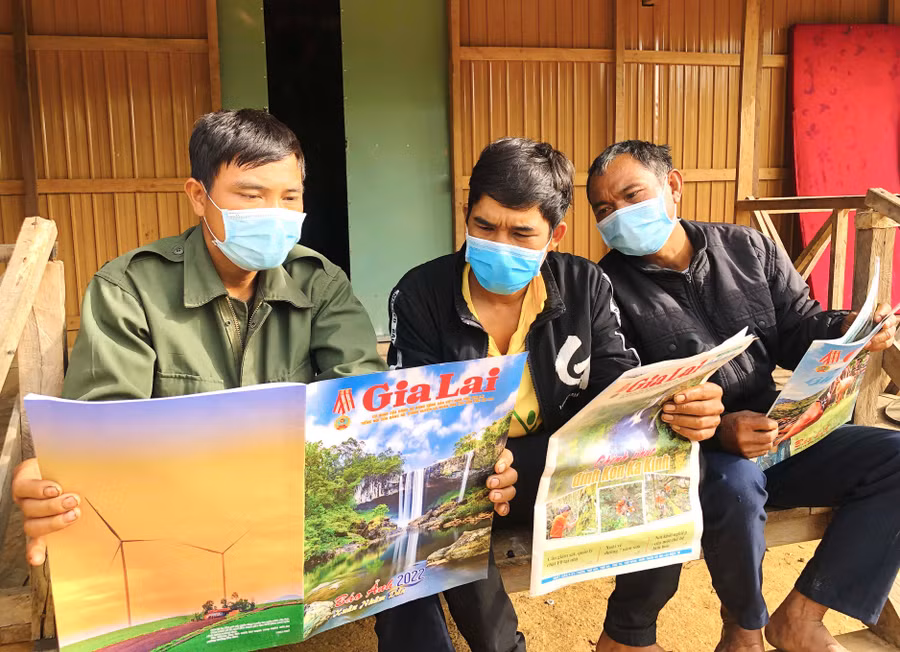 Các đảng viên thuộc Chi bộ làng Pốt (xã Song An, thị xã An Khê) đọc Báo Gia Lai. Ảnh: Ngọc Minh