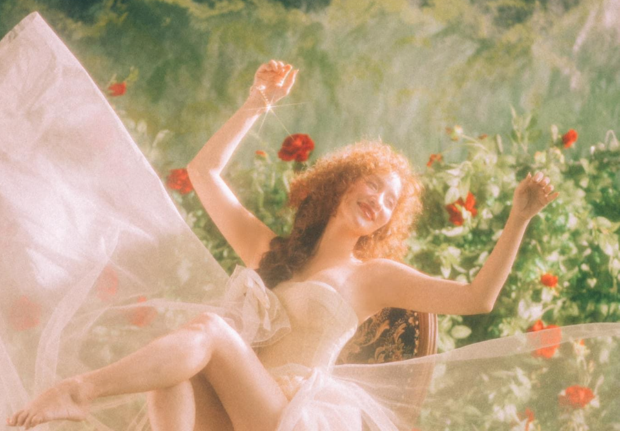 Nhan sắc tuổi 40 của Khánh Thi cùng vẻ lãng mạn trong bộ ảnh khiến người hâm mộ không khỏi xuýt xoa. 