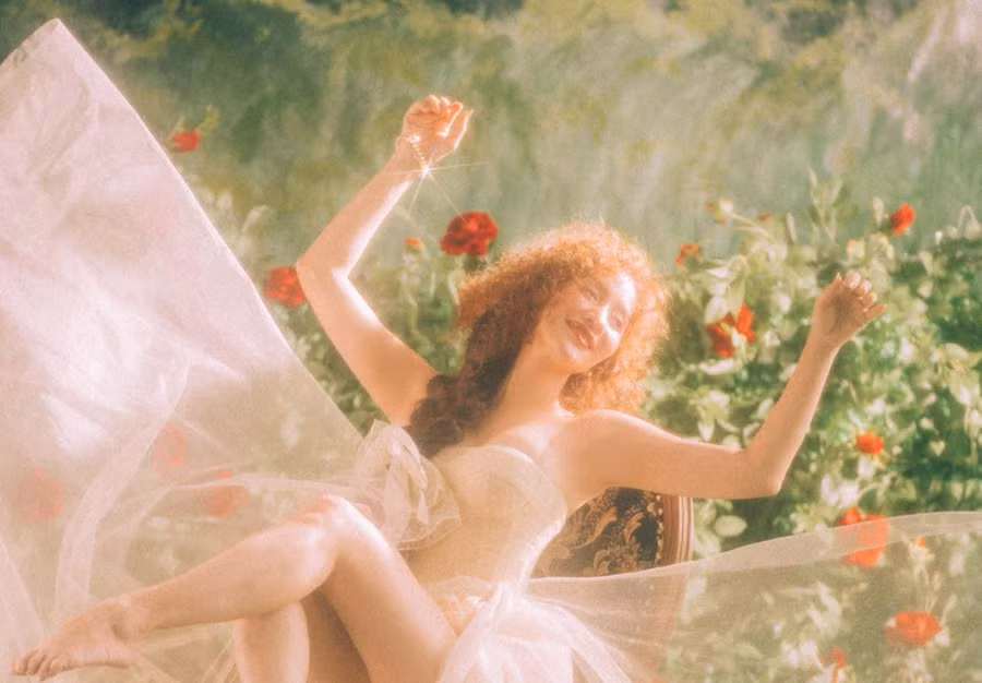 Nhan sắc tuổi 40 của Khánh Thi cùng vẻ lãng mạn trong bộ ảnh khiến người hâm mộ không khỏi xuýt xoa. 