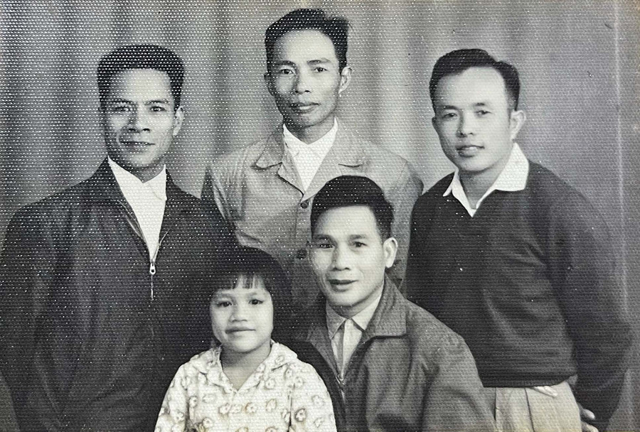 Ông Nguyễn Thứ (bìa phải) chụp hình cùng một số đồng chí, đồng đội ở Khu căn cứ cách mạng Krong (ảnh tư liệu chụp lại).