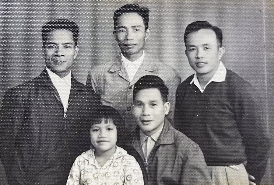 Ông Nguyễn Thứ (bìa phải) chụp hình cùng một số đồng chí, đồng đội ở Khu căn cứ cách mạng Krong (ảnh tư liệu chụp lại).