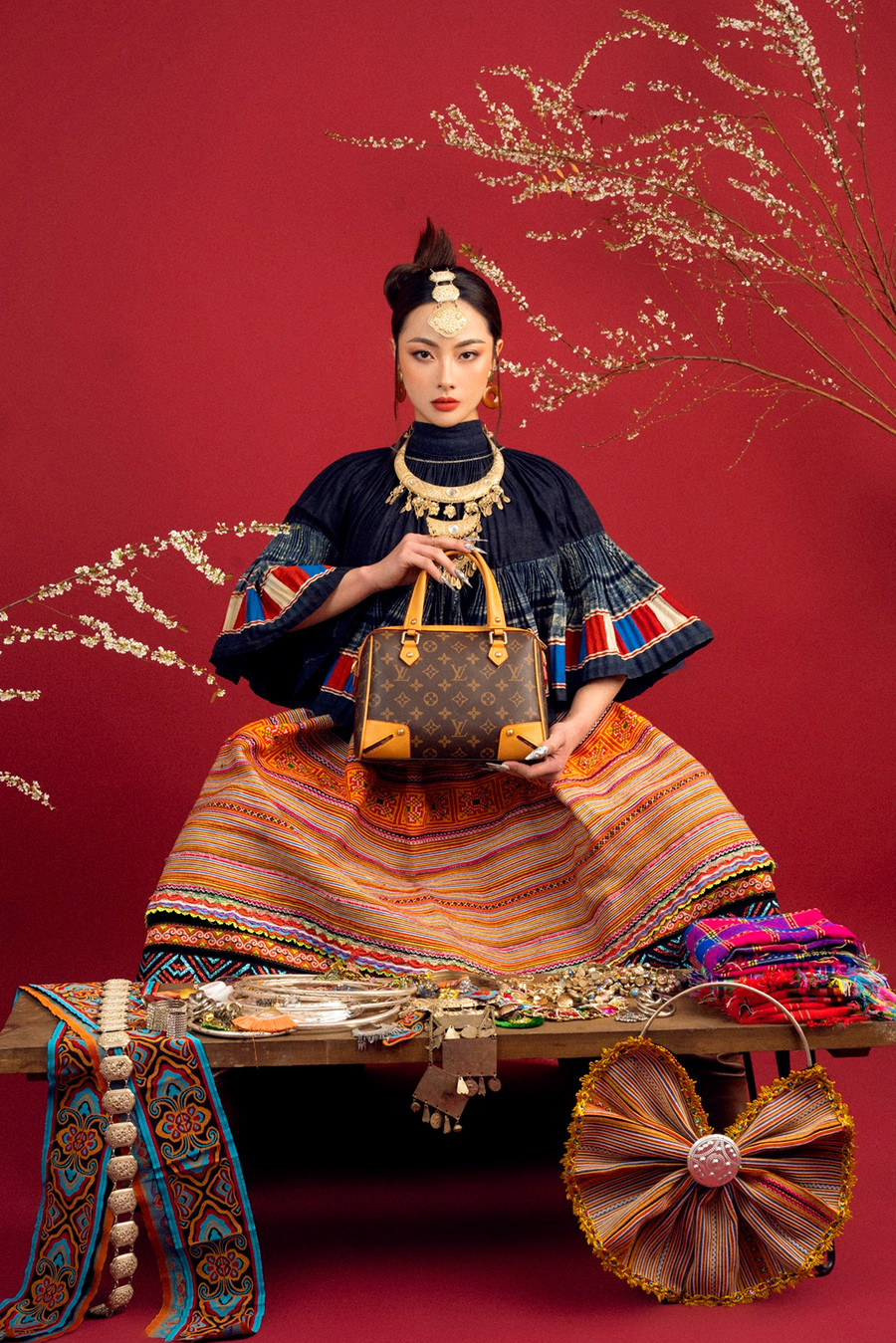 Nét hiện đại từ túi LV cùng tone màu với váy giúp “nâng tầm