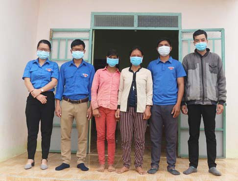 Huyện Đoàn Kbang trao “Nhà nhân ái” cho gia đình em Đinh Thị Ben (làng Bờ-Chư Pâu, xã Kông Lơng Kơng). Ảnh: Hà Duyệt Huyện Đoàn Kbang trao “Nhà nhân ái” cho gia đình em Đinh Thị Ben (làng Bờ-Chư Pâu, xã Kông Lơng Kơng). Ảnh: Hà Duyệt