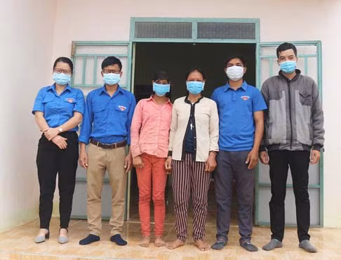 Huyện Đoàn Kbang trao “Nhà nhân ái” cho gia đình em Đinh Thị Ben (làng Bờ-Chư Pâu, xã Kông Lơng Kơng). Ảnh: Hà Duyệt