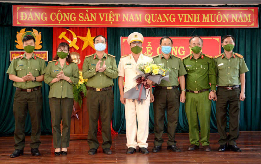 Đại tá Phạm Hữu Trường-Phó Bí thư Đảng ủy, Phó Giám đốc Công an tỉnh và lãnh đạo các đơn vị chúc mừng Thượng tá Lưu Sỹ Lương