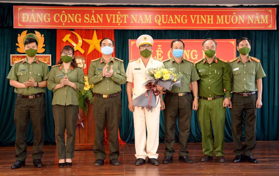 Đại tá Phạm Hữu Trường-Phó Bí thư Đảng ủy, Phó Giám đốc Công an tỉnh và lãnh đạo các đơn vị chúc mừng Thượng tá Lưu Sỹ Lương