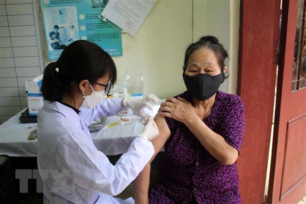 Nhân viên Trạm y tế phường Lam Sơn, thành phố Thanh Hóa tiêm vaccine phòng dịch COVD-19 cho người dân. (Ảnh: Nguyễn Nam/TTXVN) Nhân viên Trạm y tế phường Lam Sơn, thành phố Thanh Hóa tiêm vaccine phòng dịch COVD-19 cho người dân. (Ảnh: Nguyễn Nam/TTXVN)