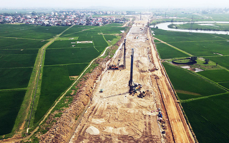 Gia tải chống lún trên tuyến đường cao tốc bắc-nam thuộc dự án Nghi Sơn-Diễn Châu (Thanh Hóa- Nghệ An). (Ảnh THẾ ANH)  Gia tải chống lún trên tuyến đường cao tốc bắc-nam thuộc dự án Nghi Sơn-Diễn Châu (Thanh Hóa- Nghệ An). (Ảnh THẾ ANH)