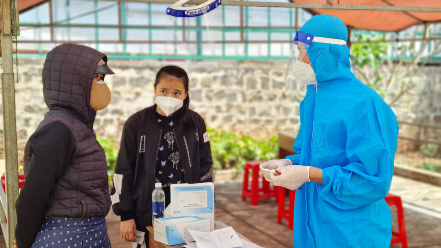 Nhân viên y tế phường Phù Đổng (TP. Pleiku ) hướng dẫn người dân cách ly, điều trị Covid-19 tại nhà. Ảnh: Bá Bính