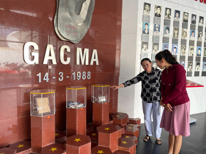 "Tôi rất vui khi ảnh cưới năm nào của liệt sĩ Doanh được ban quản lý trưng bày rất trân trọng. Đây là thời gian hạnh phúc nhất của chúng tôi. Dù thi hài anh vẫn nằm lại Gạc Ma nhưng bây giờ chúng tôi coi Khu Tưởng niệm chiến sĩ Gạc Ma như mộ của anh" - bà Hà nói.