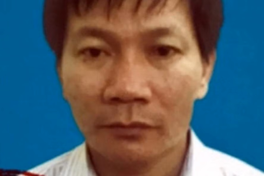 Bị can Nguyễn Tuấn Hùng cùng đồng phạm chiếm đoạt gần 5 tỉ đồng của 14 người lao động. Ảnh: H.Vũ