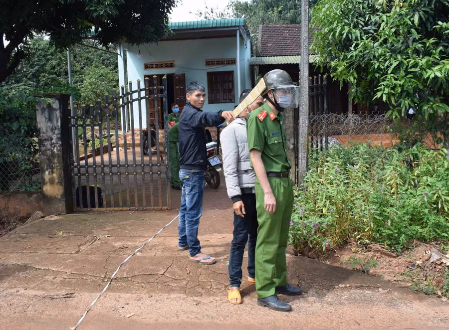 Thực nghiệm hiện trường vụ Rơ Lan Chuân, Rơ Mah Chiêu tấn công lực lượng Công an xã Ia Dom (ảnh Công an huyện Đức Cơ cung cấp).