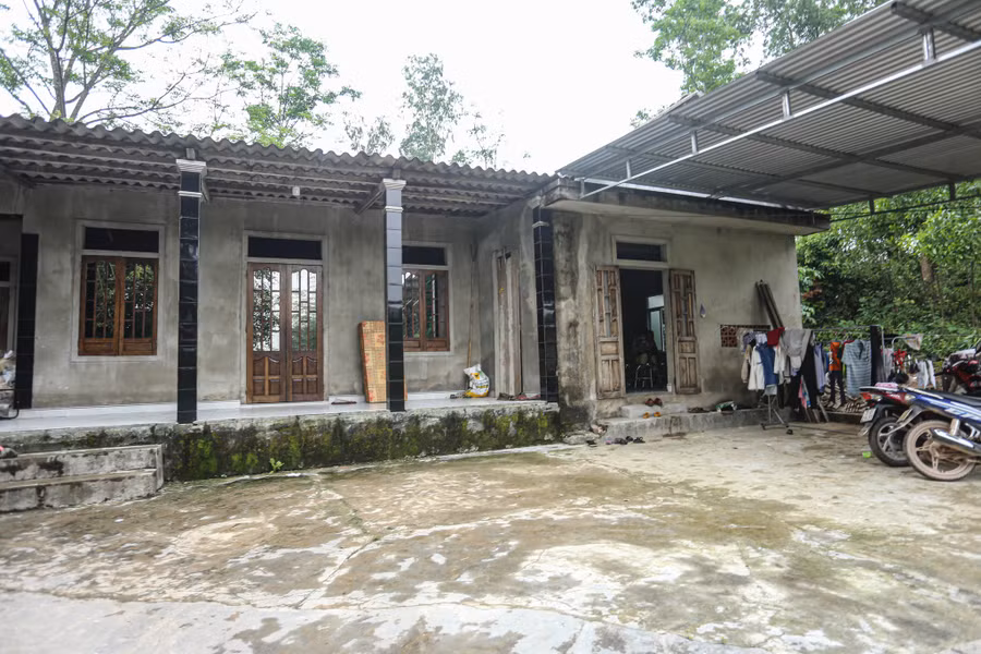 Ngôi nhà cấp 4 của gia đình em N. ở thôn Long Khê, P.Hương Vân, TX.Hương Trà. Ảnh: Lê Hoài Nhân