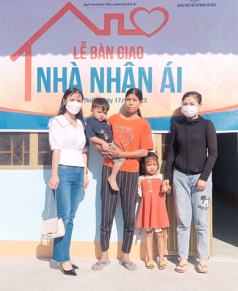 Từ sự hỗ trợ của các Mạnh Thường Quân, cô Hoàng Thị Diệu Loan (bìa trái)-giáo viên Trường THPT Trần Quốc Tuấn đã phối hợp xây dựng nhà nhân ái cho gia đình em Rmah H’Diệu (xã Ia Sol, huyện Phú Thiện). Ảnh: Phan Lài