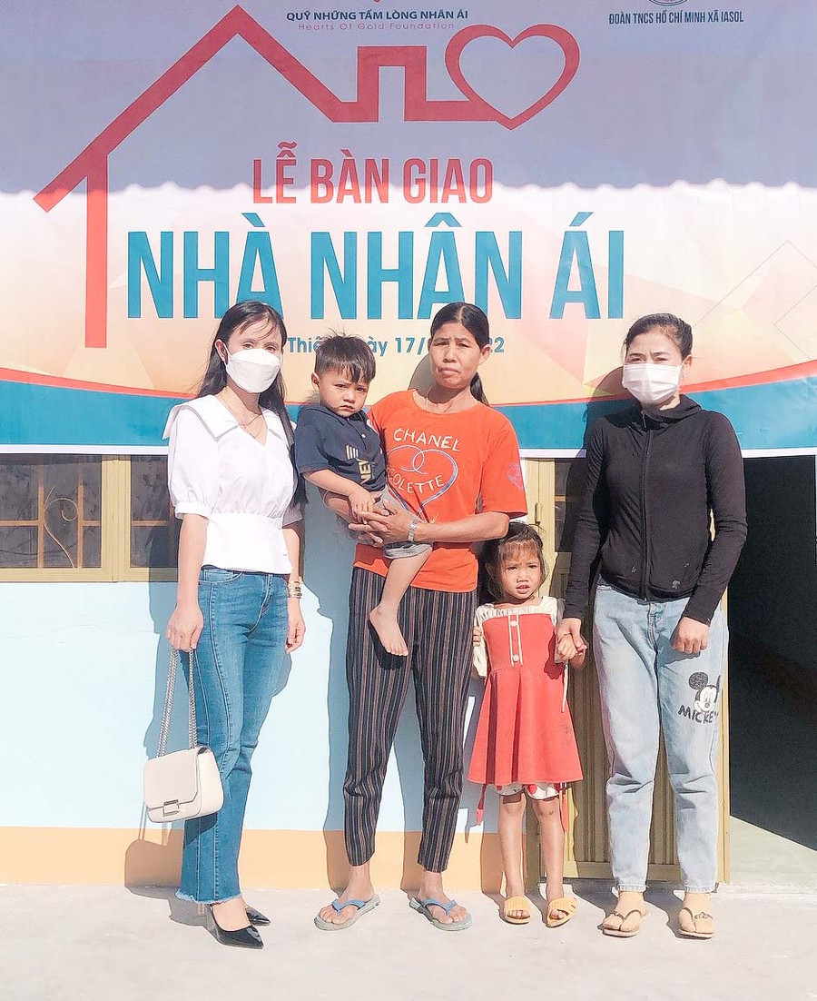Từ sự hỗ trợ của các Mạnh Thường Quân, cô Hoàng Thị Diệu Loan (bìa trái)-giáo viên Trường THPT Trần Quốc Tuấn đã phối hợp xây dựng nhà nhân ái cho gia đình em Rmah H’Diệu (xã Ia Sol, huyện Phú Thiện). Ảnh: Phan Lài