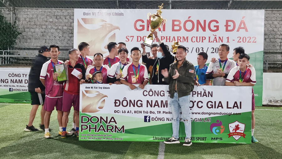  Ban tổ chức trao Cúp vô địch và huy chương vàng cho đội bóng Dịch vụ cầm đồ Huy Hoàng. Ảnh: Hà Phương