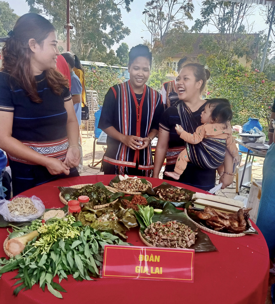 Các nữ nghệ nhân đoàn Gia Lai trổ tài với phần thi "Trai tài, gái đảm". Ảnh: Phạm Ngọc Sơn  Các nữ nghệ nhân đoàn Gia Lai trổ tài với phần thi Trai tài, gái đảm. Ảnh: Phạm Ngọc Sơn