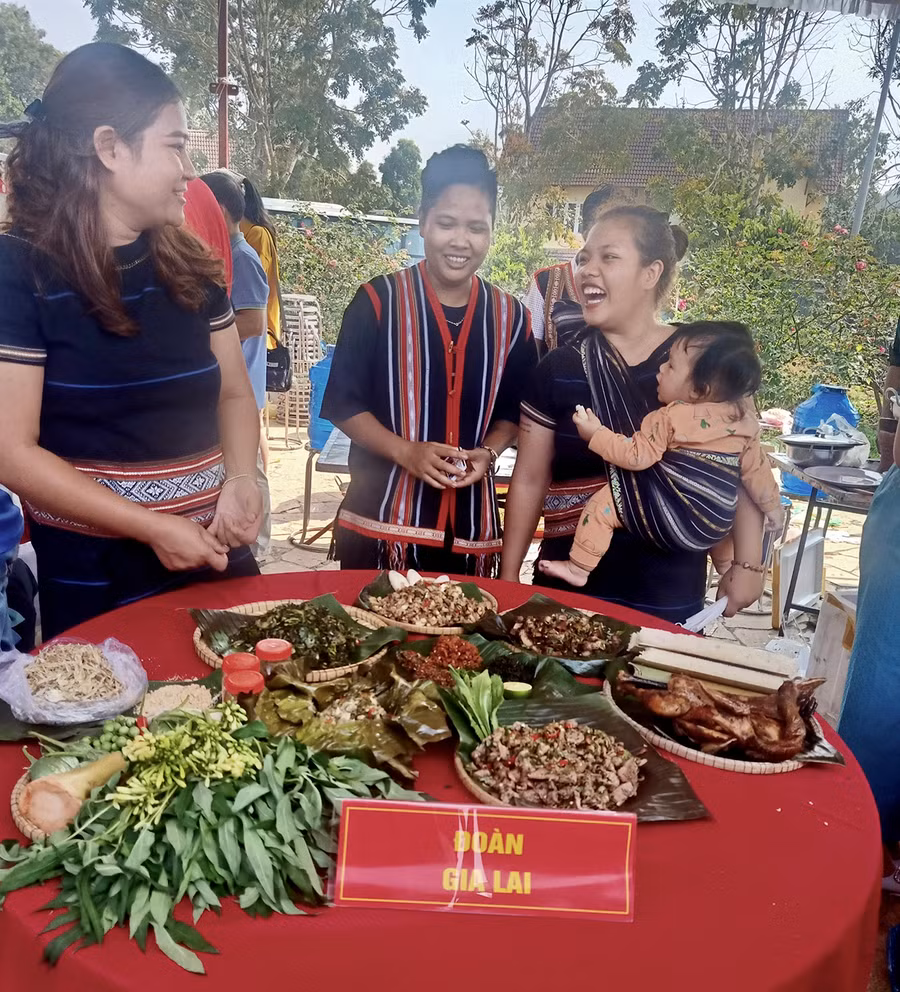  Các nữ nghệ nhân đoàn Gia Lai trổ tài với phần thi Trai tài, gái đảm. Ảnh: Phạm Ngọc Sơn