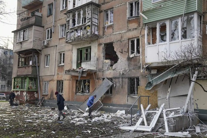 Tòa nhà bị phá hủy ở Mariupol. Ảnh: AP Tòa nhà bị phá hủy ở Mariupol. Ảnh: AP