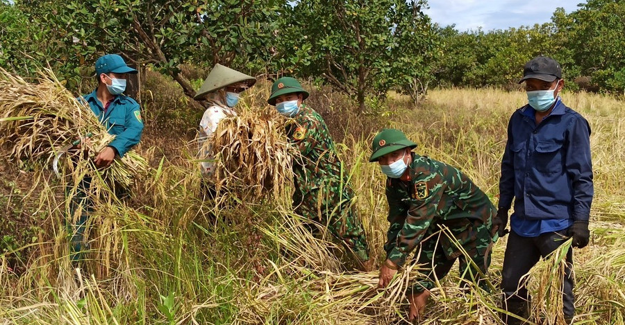 Đảng viên đồn Biên phòng thường xuyên gần dân, giúp dân và nắm bắt tình hình để tham mưu sát đúng trong các buổi sinh hoạt. Ảnh: Phương Dung