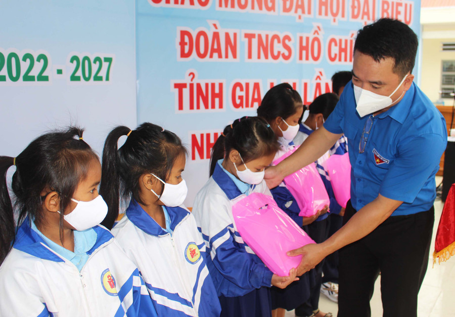 Anh Đỗ Duy Nam-Phó Bí thư Tỉnh Đoàn tặng quà cho các em học sinh Trường Tiểu học Lê Hồng Phong (xã Ia Trôk, huyện Ia Pa). Ảnh: Phan Lài