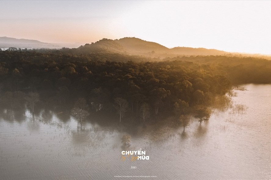 Phút giao mùa trên hồ Ea Kao.