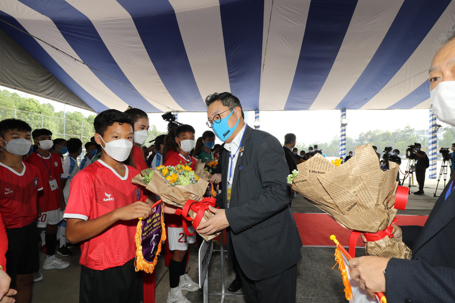 Ban tổ chức trao hoa, cờ lưu niệm cho các đội dự giải U.13 quốc tế Việt Nam - Nhật Bản. Ảnh: Hà Phương