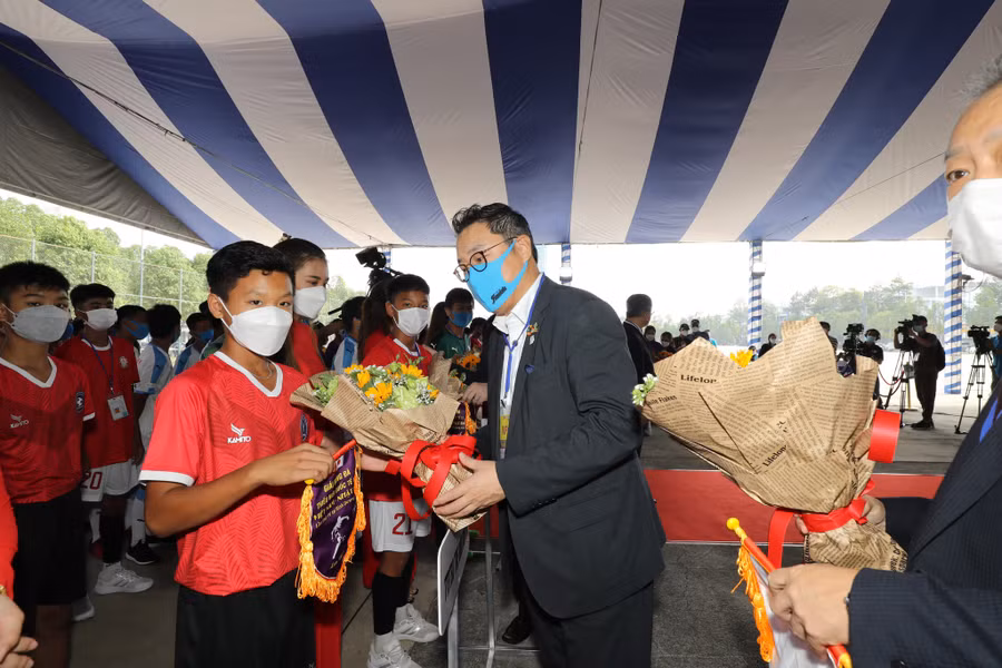 Ban tổ chức trao hoa, cờ lưu niệm cho các đội dự giải U.13 quốc tế Việt Nam - Nhật Bản. Ảnh: Hà Phương