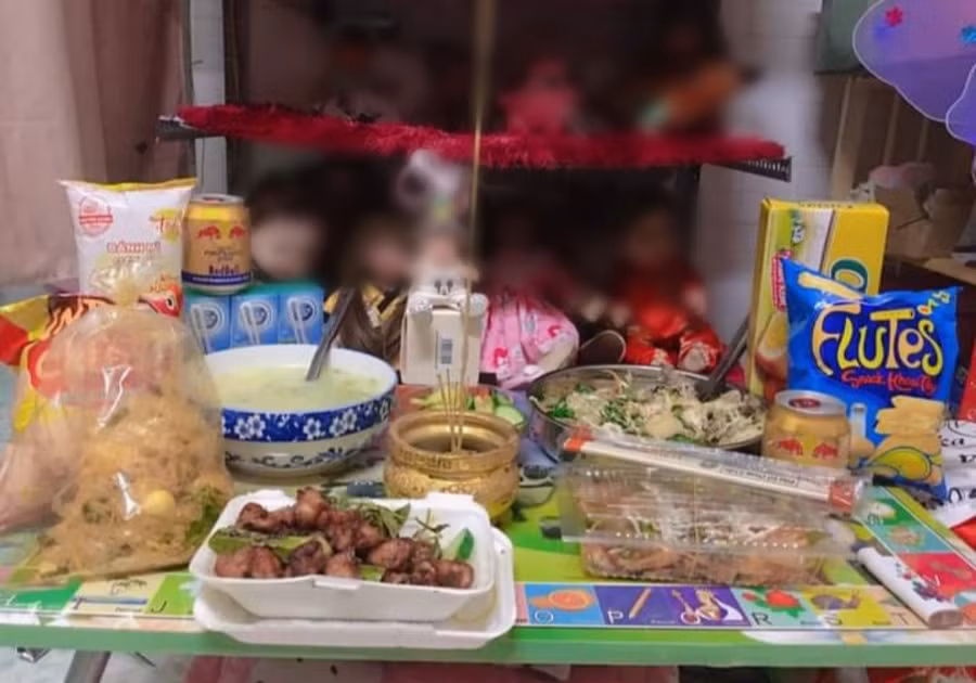 Một bữa ăn mà người trẻ dành cho... những búp bê kumanthong. Ản: H.Q